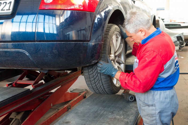 ecommerce-SANARY SUR MER-min_auto_repair_repair_lift_auto_mechanic_work_clothes_master_professional_man_of_the_fold-685629