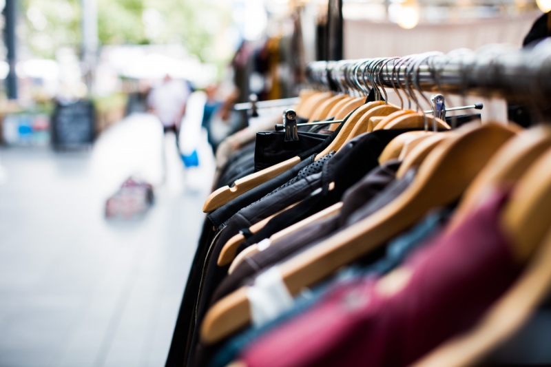 ecommerce-SANARY SUR MER-min_blur_close_up_focus_hanger_jacket_market_people_rack-1176303