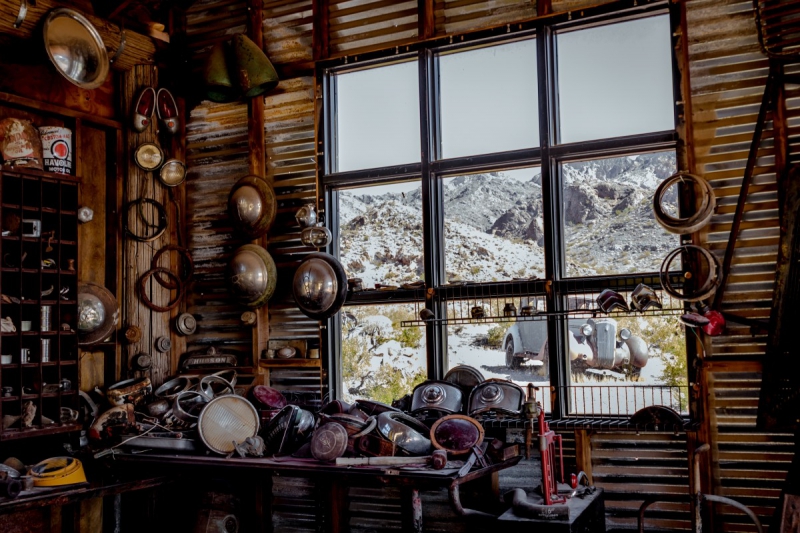 ecommerce-SANARY SUR MER-min_shop_window_part_junk_abandoned-138873